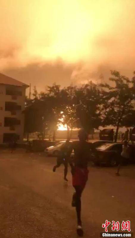 現(xiàn)場目擊者稱，該燃?xì)庹颈ê笠剂讼噜彽囊粋€加油站，引發(fā)二次爆炸。